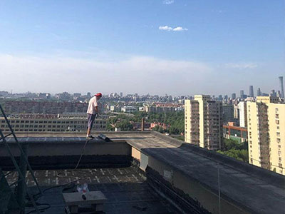 北京丰台防水公司：斜坡瓦片屋顶漏水防水补漏维修怎么做